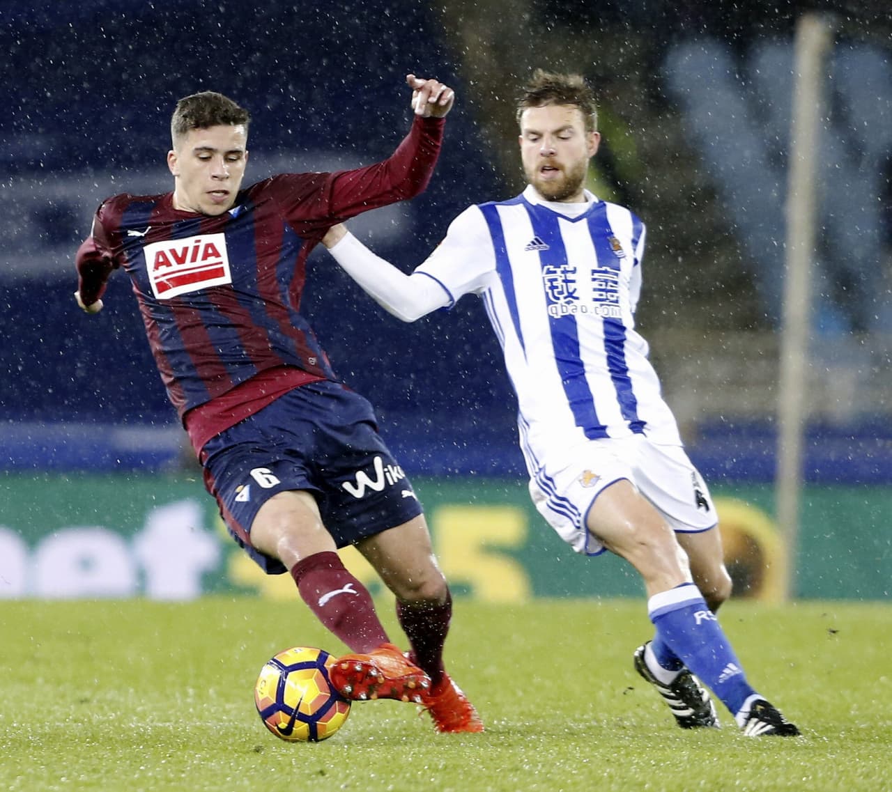El delantero Christian Rivera (Eibar) ganándole el la posesión al mediocampista Asier Illarramendi (Real Sociedad) en el mediocampo.