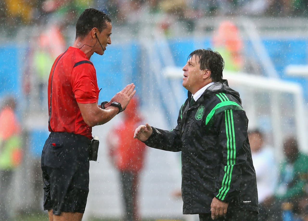 Después llegaron las victorias polémicas del Tri en cuartos de final y semifinales, que a la postre le dieron el título de la Copa Oro a la selección mexicana, Miguel Herrera no le dio mucha importancia a esos desafortunados momentos y se mantuvo mesurado.