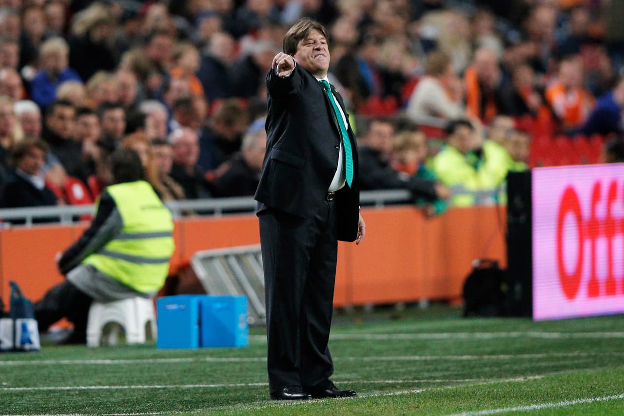 Uno de los momentos críticos de Miguel Herrera en la Copa Oro fue cuando distintos medios de comunicación mencionaron que los futbolistas del Tri ya estaban molestos con el técnico, que provocó que los futbolistas no hablaran con la prensa.