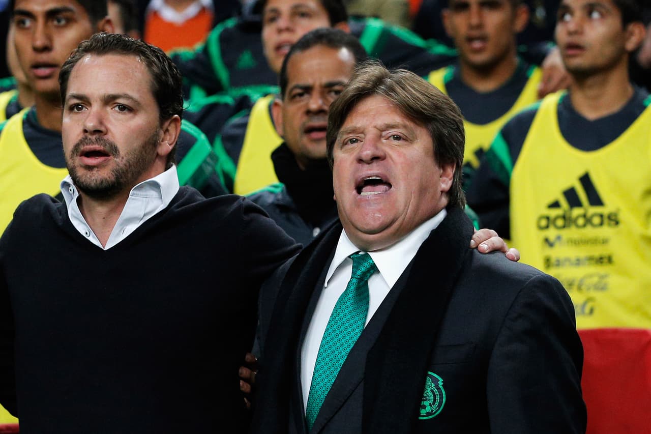 Los amistosos después del Mundial comenzaron a llegar y obtuvo un buen resultado ante Holanda, al que venció a domicilio, pero comenzó a ser criticado por el llamado de algunos futbolistas que no jugaban en sus equipos y por el funcionamiento que mostraba el Tricolor.