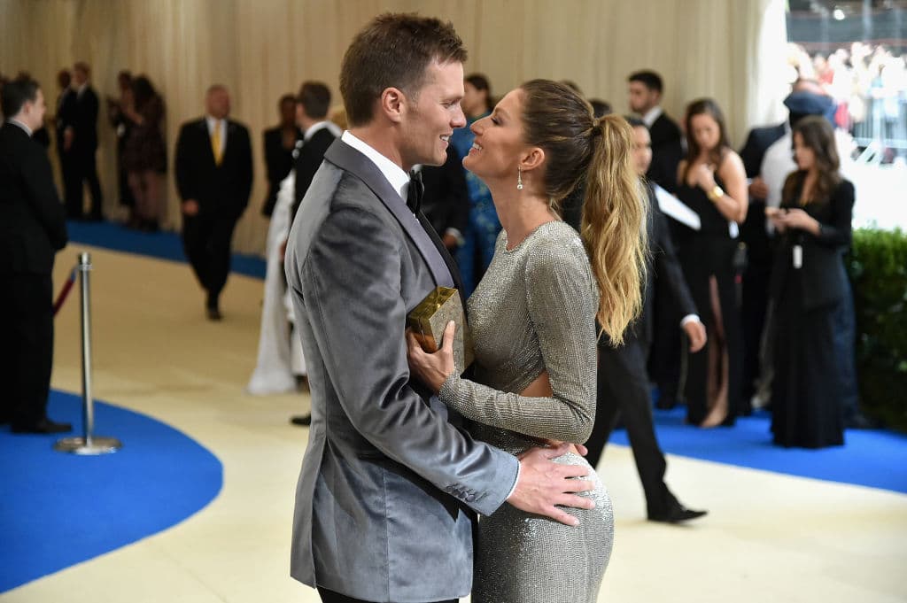 Tom Brady cumple 41 años como un hombre con registros históricos y hasta míticos en la NFL, pero además como un referente de estabilidad personal que lo hacen un ejemplo en el deporte.