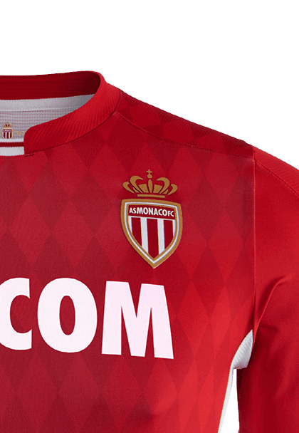 Como a final de los años 90's e inicio de milenio, con Thierry Henry, David Trezeguet, Ludovic Giuly, entre otros, el A.S. Mónaco volverá a vestir con prendas confeccionadas por la marca italiana Kappa. La playera cuenta con unos rombos en un rojo más oscuro y detalles dorados que le dan mucha elegancia a una prenda nostálgica para pasar la página de una temporada complicada en la que lucharon por la permanencia.