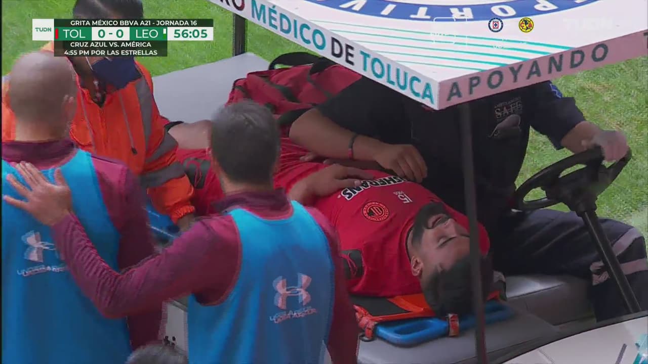 ¡Mala suerte para el Toluca! Alexis Canelo sale lesionado en camilla
