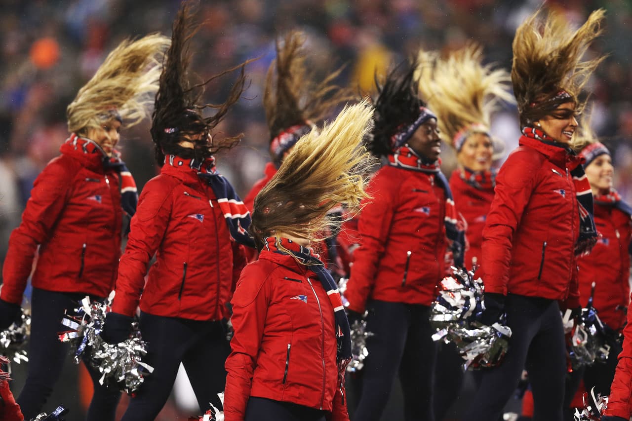 La belleza de las porristas, la alegría de los fanáticos, el colorido de las presentaciones y hasta la presencia de algunas celebridades le dieron el ingrediente perfecto a la fiesta del fútbol americano de NFL fuera de la competencia en la definición de los equipos, Atlanta Falcons y New England Patriots, que estarán en el Super Bowl.