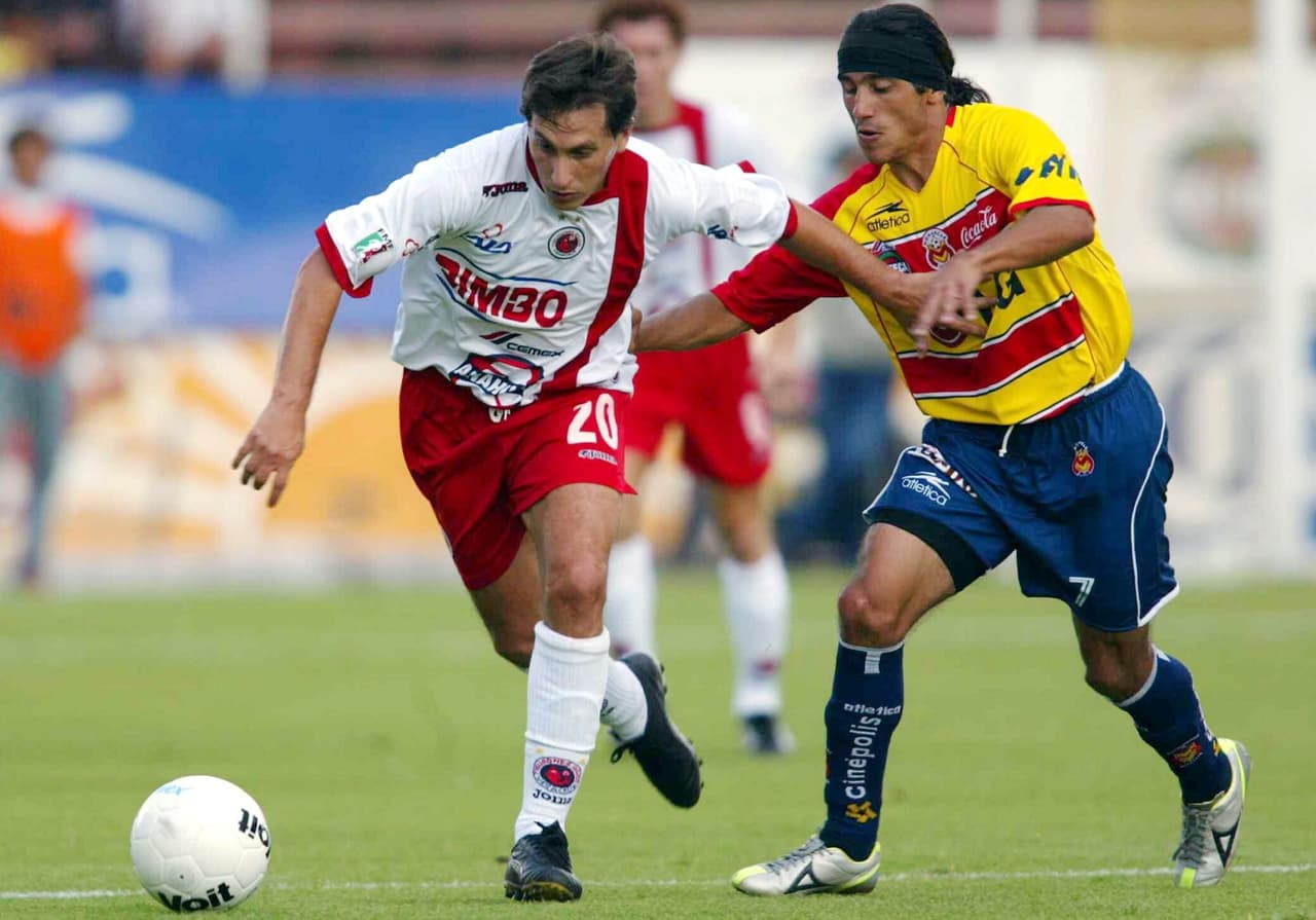 De 2004 a 2005 se dio su trancisión a México. Firmó por los Tiburones Rojos del Veracruz, equipo con el que militó 43 encuentros con cuatro goles. Empezaba su aventura en la Liga Mexicana.