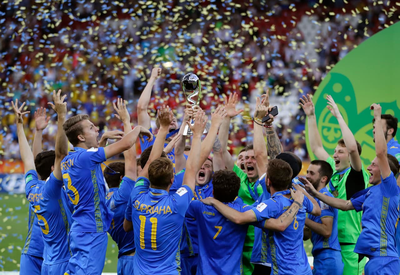 A pesar de la tristeza de los surcoreanos, la selección de Ucrania vivió un momento de suma alegría cuando su capitán Valerii Bondar levantó la Copa del Mundo Sub-20 que consiguieron tras vencer en la Final por 3-1 en Lodz.
