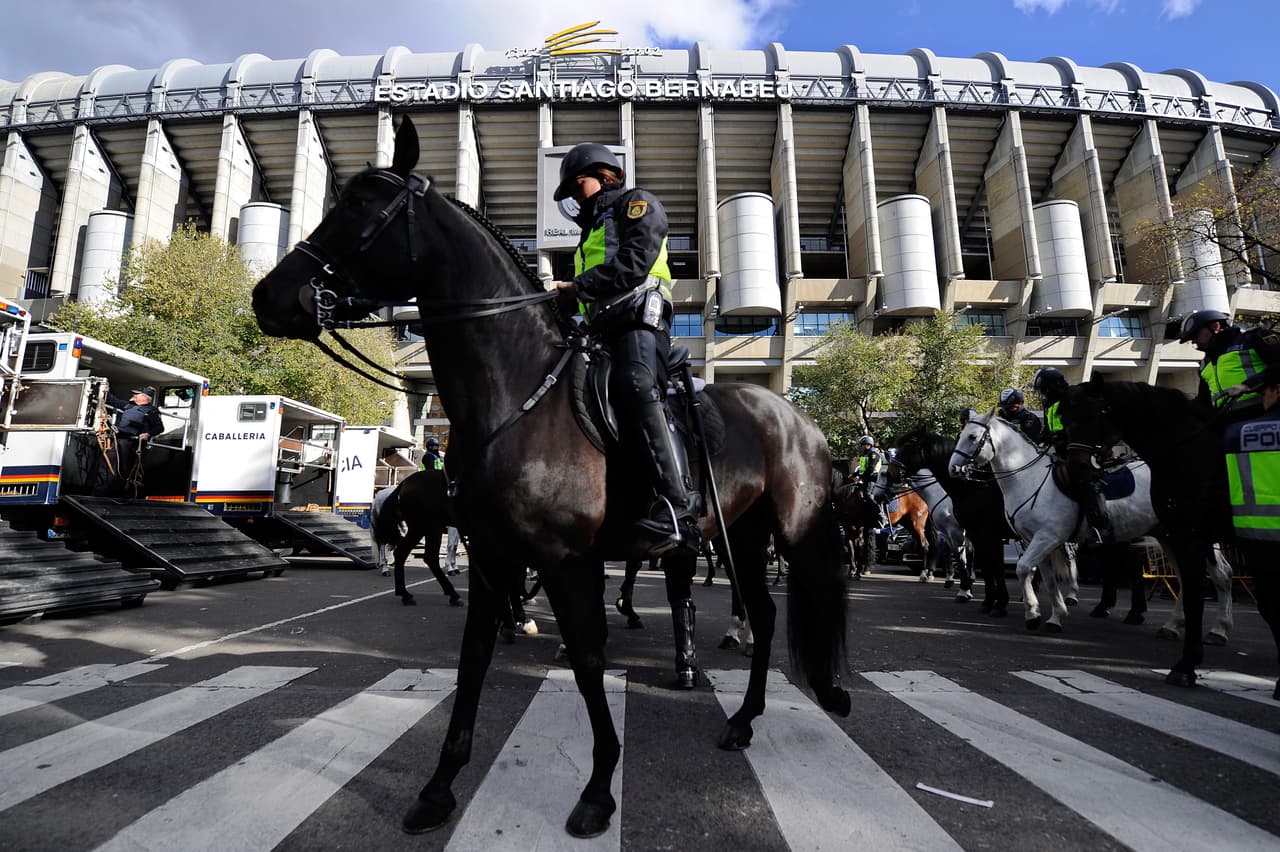 Los alrededores del Estadio Santiago Bernabéu estaban fuertemente custodiados, al igual que las entradas al Estadio.