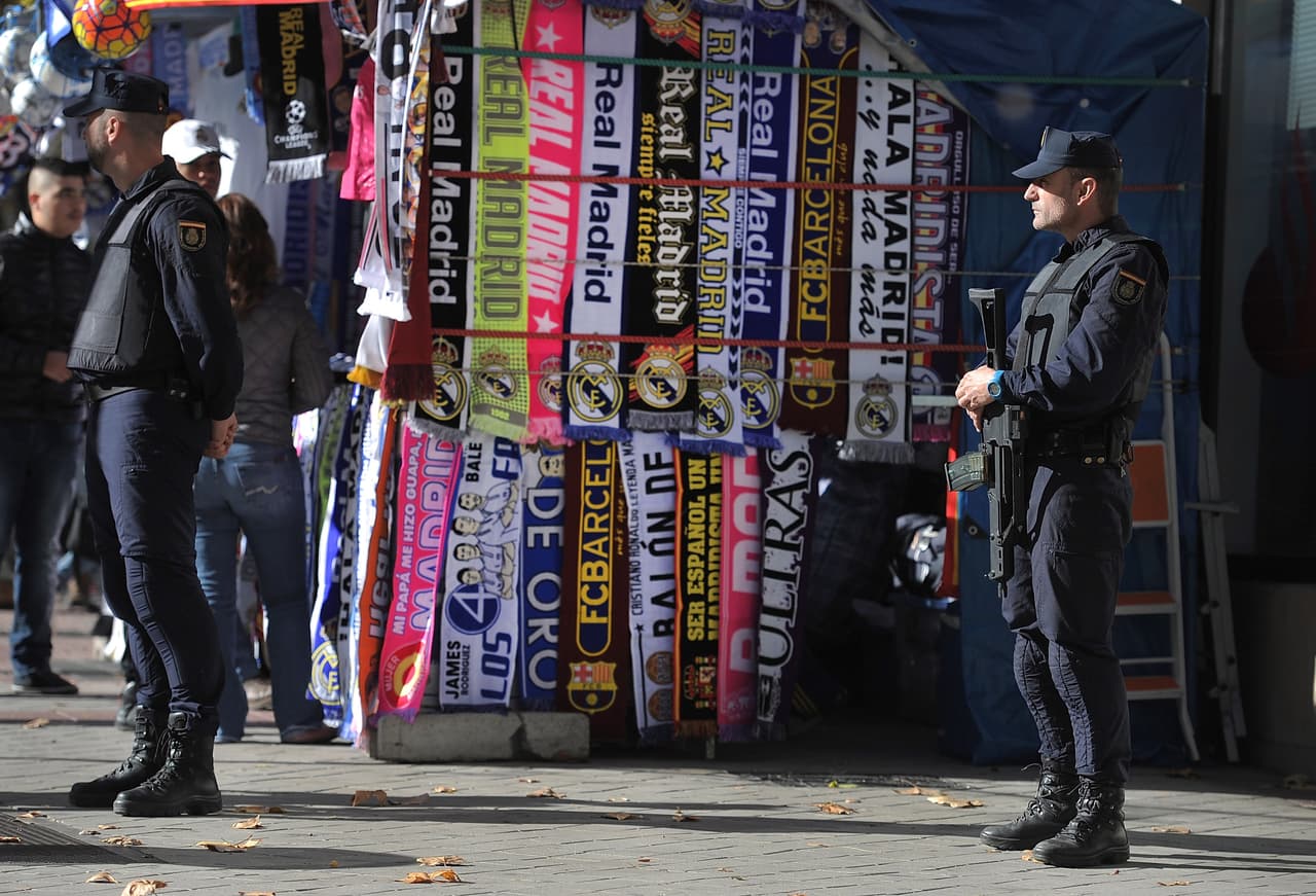 Los 1.100 policías (que incluyen Tedax, caballería, helicópteros, una unidad de subsuelo y perros rastreadores), registraron con meticulosidad a todas las personas que intentaban acercarse al estadio blanco.