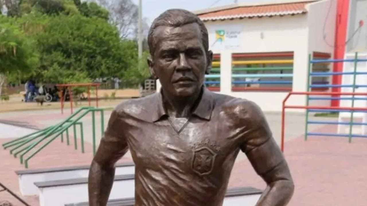 Retiran estatua de Dani Alves en su ciudad natal