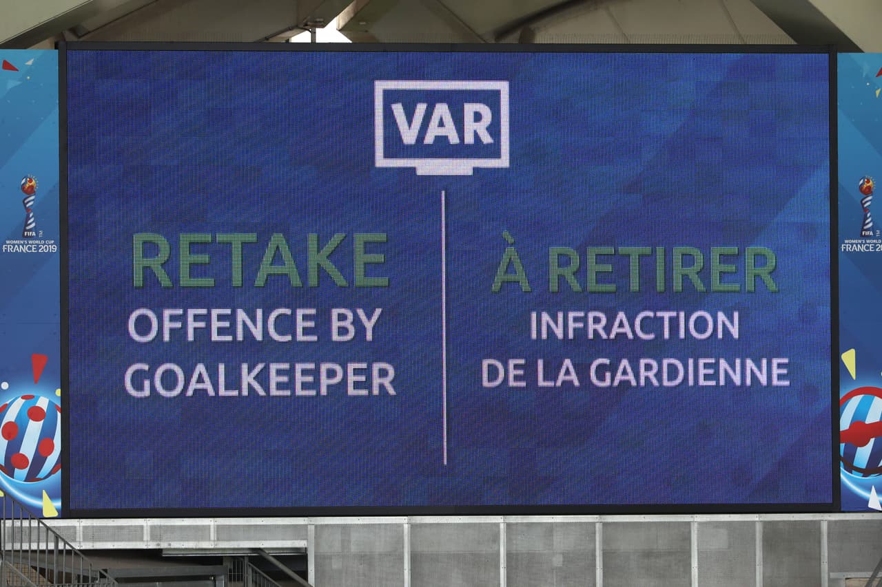 Desde el VAR avisaron que la guardameta se había adelantado en el cobro y tenía que repetirse.
