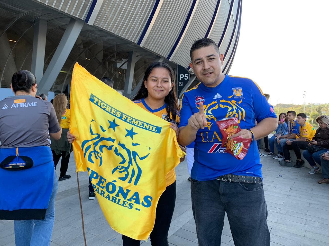 Los aficionados comienzan a llegar al gigante de acero pero ver la final de vuelta entre Monterrey y Tigres.