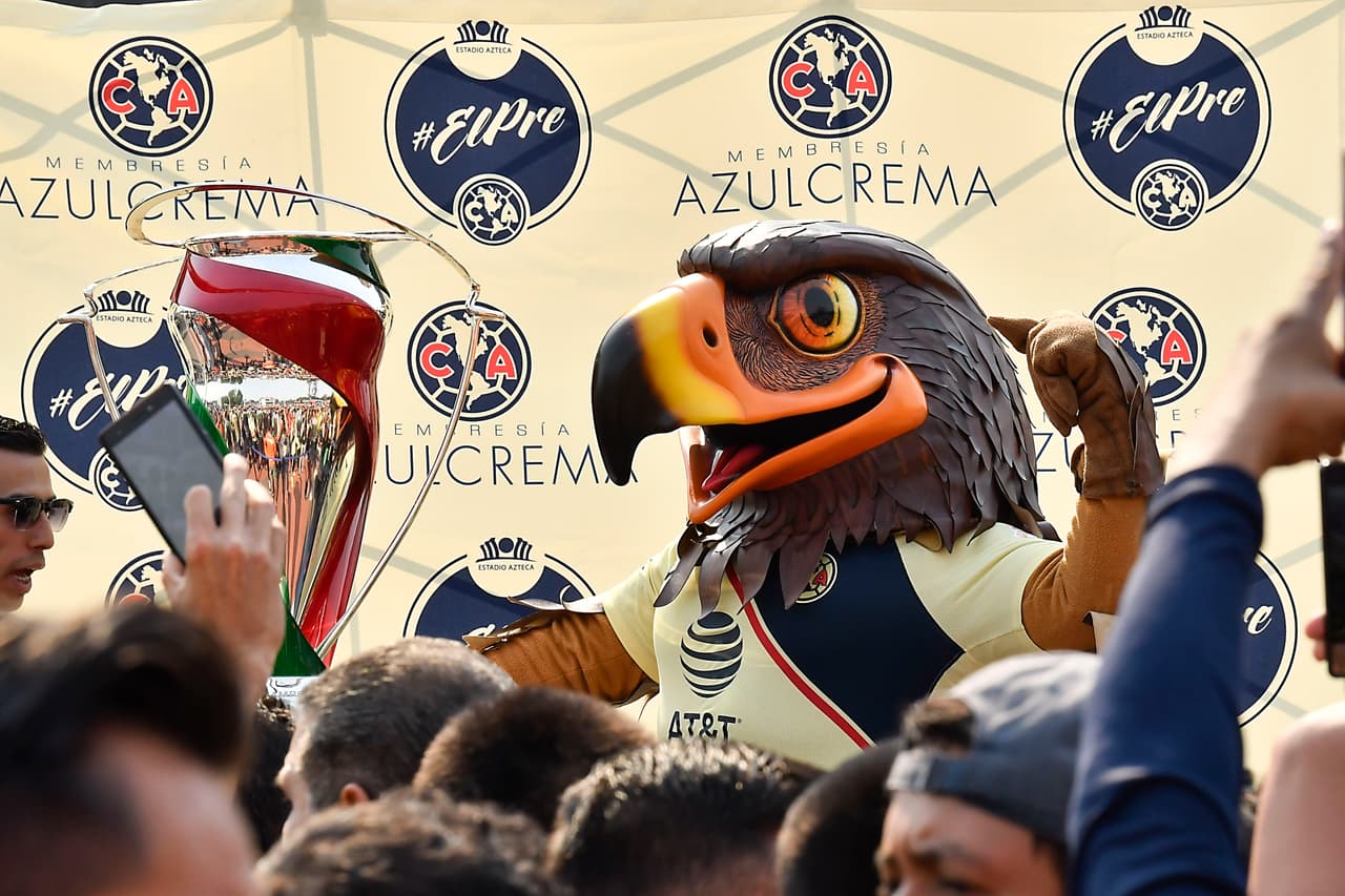 Junto al águila, mascota del club, el América presentó el trofeo de Copa MX en las afueras del Estadio Azteca.
