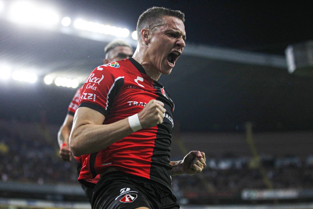 Al 18', el árbitro marcaba un penal polémico a favor de Atlas; Julio Furch no fallaría para darle la ventaja y el pase parcial.