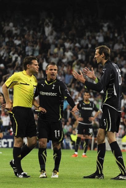 Y 10 minutos más tarde, el Tottenham se quedó con un hombre menos por la expulsión de Peter Crouch.