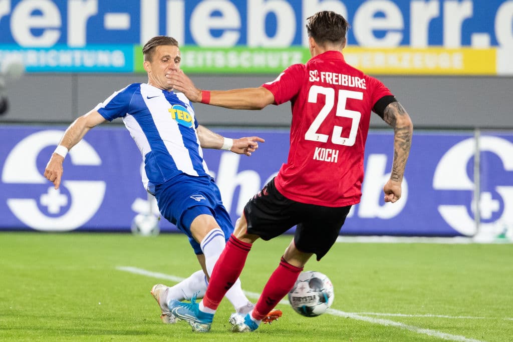 Con goles de grifo y Petersen el Freiburg vence 2-1 al Hertha Berlin y sigue soñando con la Europa League.