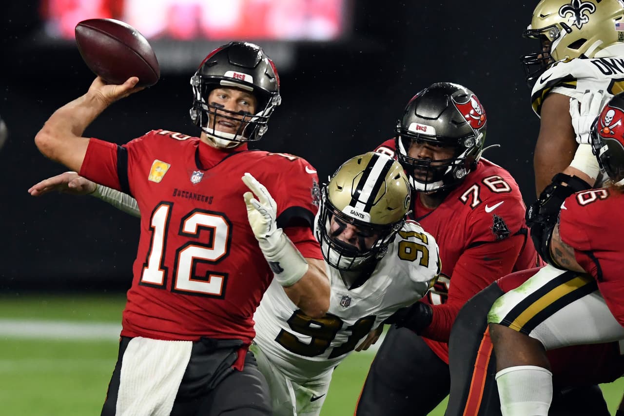 Drew Brees tiene una estupenda noche frente a los Buccaneers y con cuatro pases de anotación y cero intercepciónes, los Saints vencen a Tampa 38-3 en su casa.