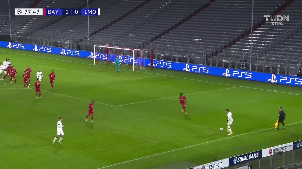 ¡TIRO ATAJADO! disparo por Vedran Corluka.