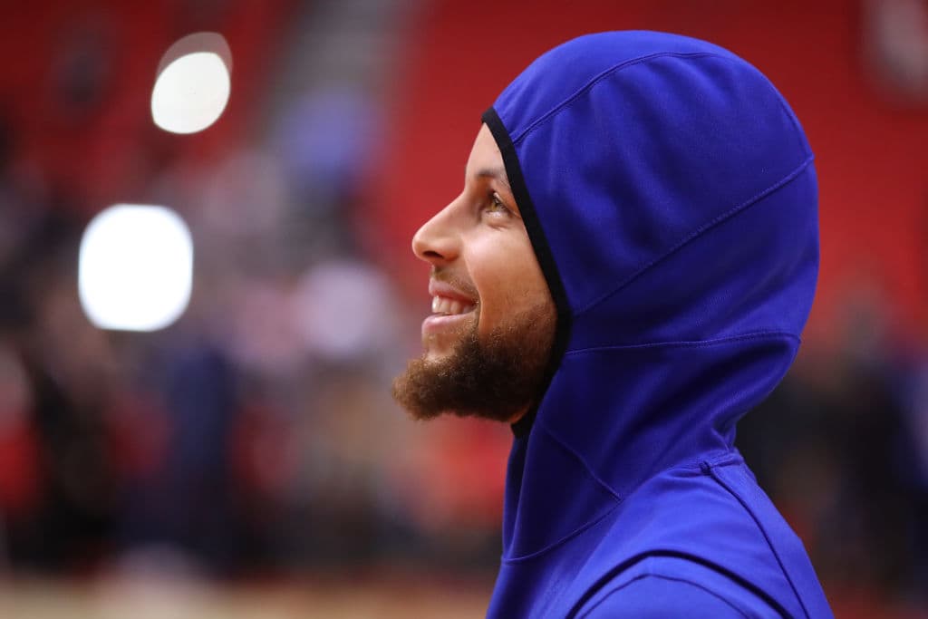 Los aficionados de los Raptors le dieron un toque muy especial a la previa del Juego 2 de las Finales de la NBA dentro y fuera de la Scotiabank Arena. Y dentro del recinto, los jugadores tanto de Toronto como de Golden State afinaban detalles con los calentamientos para estar listos a la hora del Tip-Off