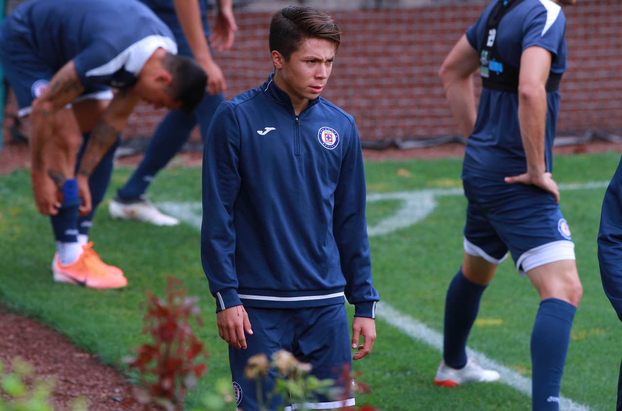 Este martes 25 de junio los integrantes del Cruz Azul se entrenaron en La Noria con Pedro Caixinha dirigiendo la práctica. Estuvo presente Ricardo Peláez, director deportivo del equipo Celeste. En el entrenamiento estuvieron ausentes los jugadores que pertenecen a alguna selección del continente americano que por ahora disputan la Copa Oro o la Copa América. Pero se vio a los lesionados Elías Hernández y Stephen Eustaquio integrados de lleno. Estuvieron también jugadores como Édgar Méndez y Martín Cauteruccio, vinculados a salir del club. Esto fue lo que hizo La Máquina hoy.