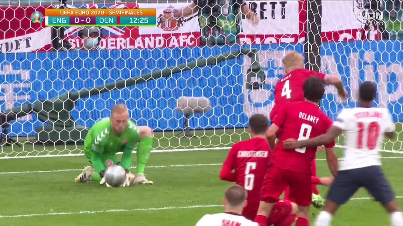 ¡TIRO ATAJADO! disparo por Raheem Sterling.