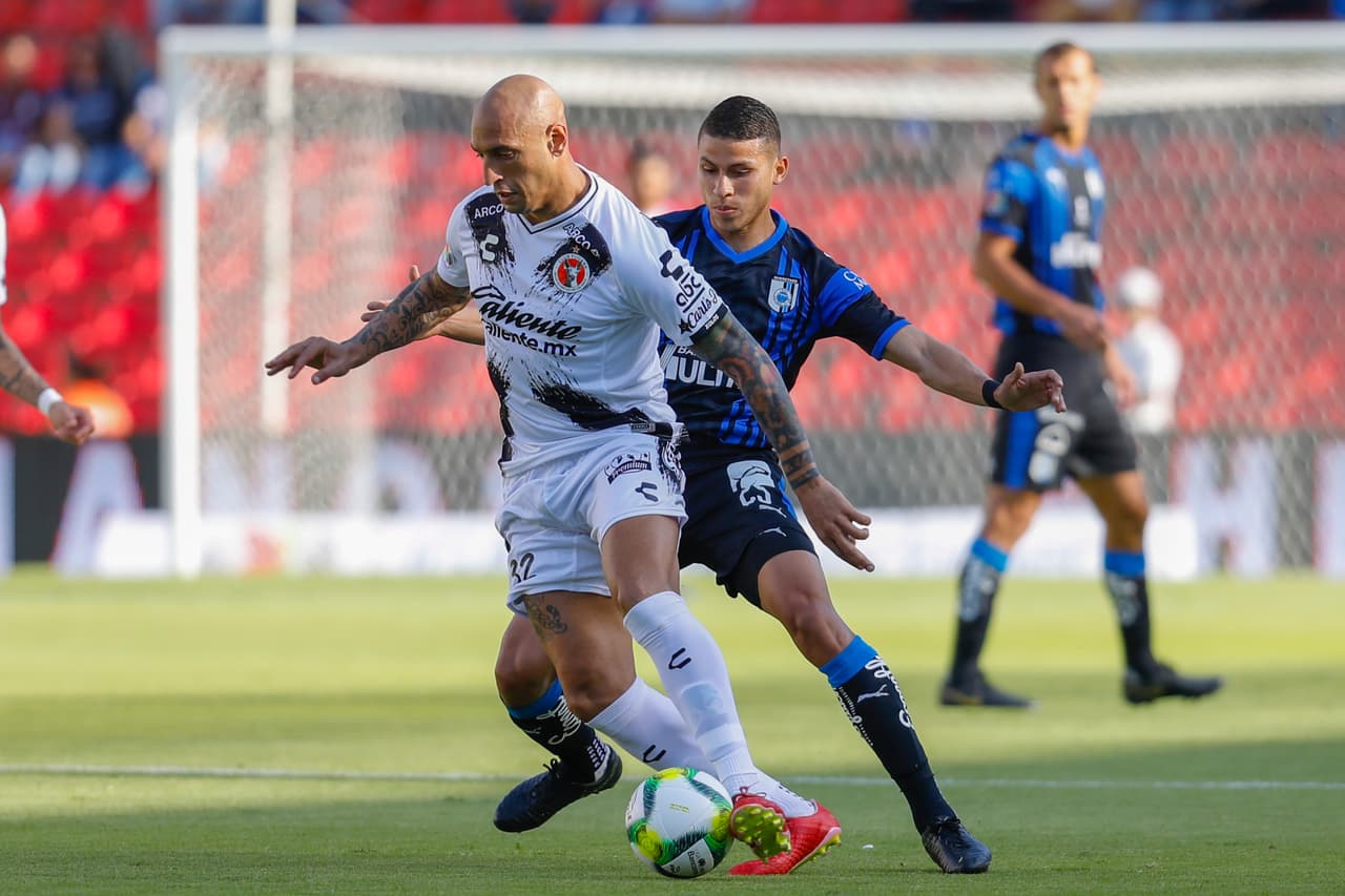 Ariel Nahuelpán tocó pocas veces el balón en los primeros 45 minutos y no lograba ser productivo.