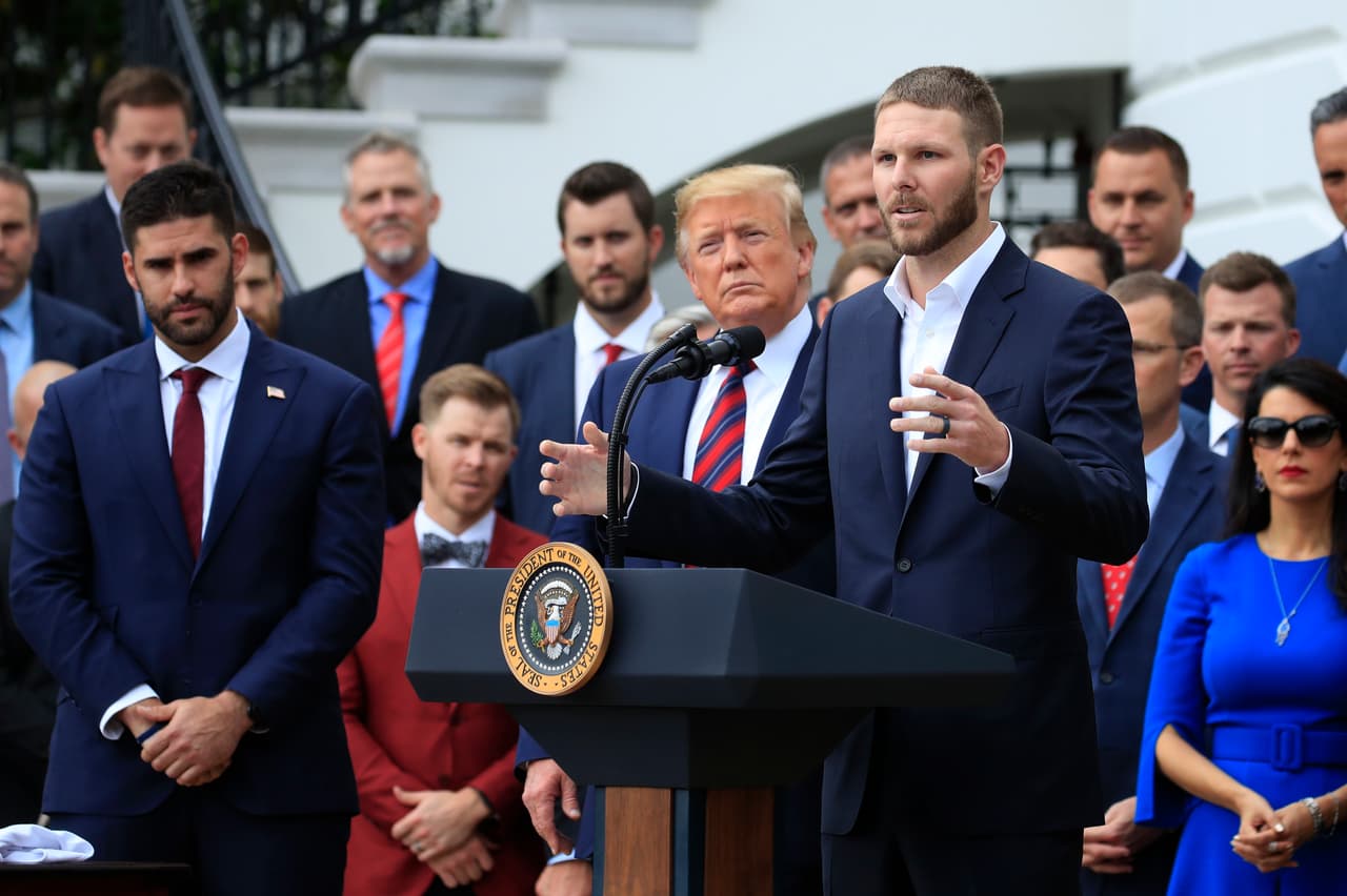 Algunos integrantes de los Boston Red Sox, campeones vigentes de las Grandes Ligas, acudieron con Donald Trump a la Casa Blanca en la tradicional visita que los monarcas del deporte estadounidense hacen al mandatario de Estados Unidos. Alex Cora, el manager, y el lanzador mexicano Héctor Velázquez anunciaron que no acudirían por no sentirse cómodos. Habla Chris Sale.