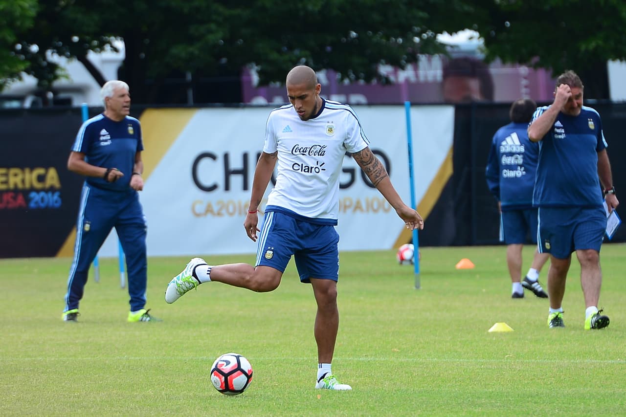 Nunca se consolidó con la Selección Argentina, con la que sólo disputó siete partidos, tres amistosos y cuatro de Copa América, entre 2011 y 2017.
