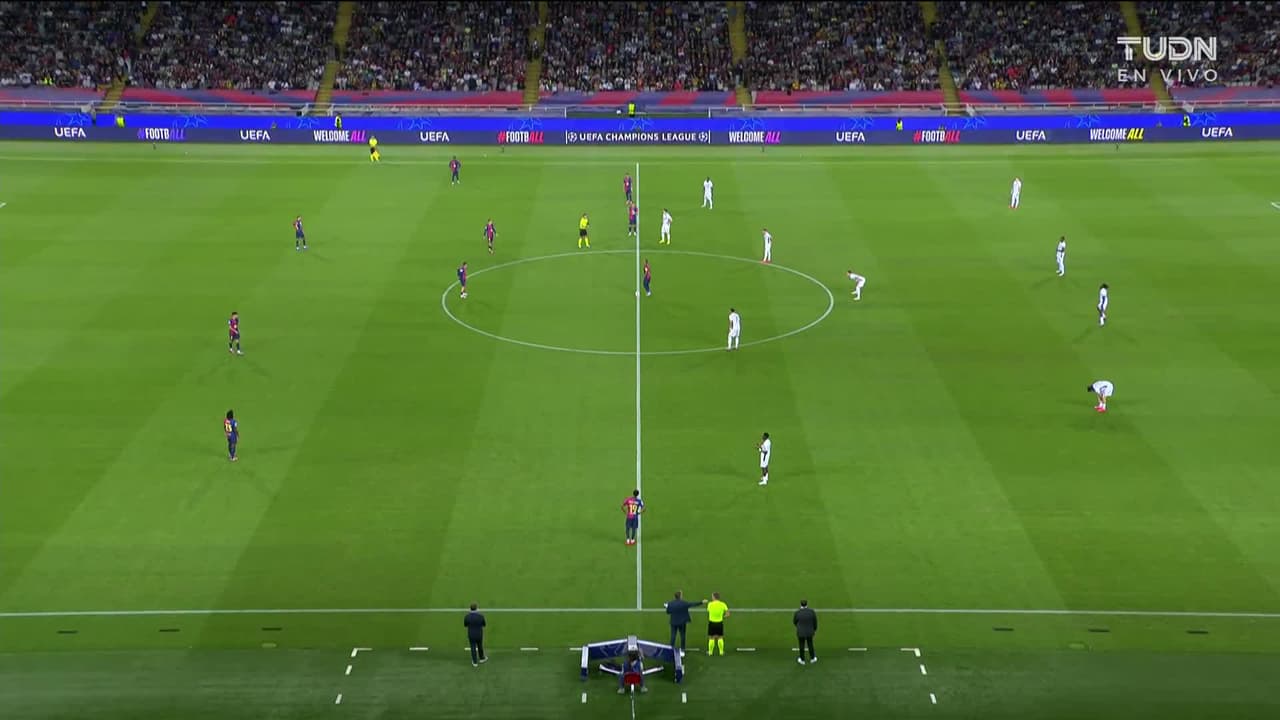 Arranca el partido y la pelota está en juego.