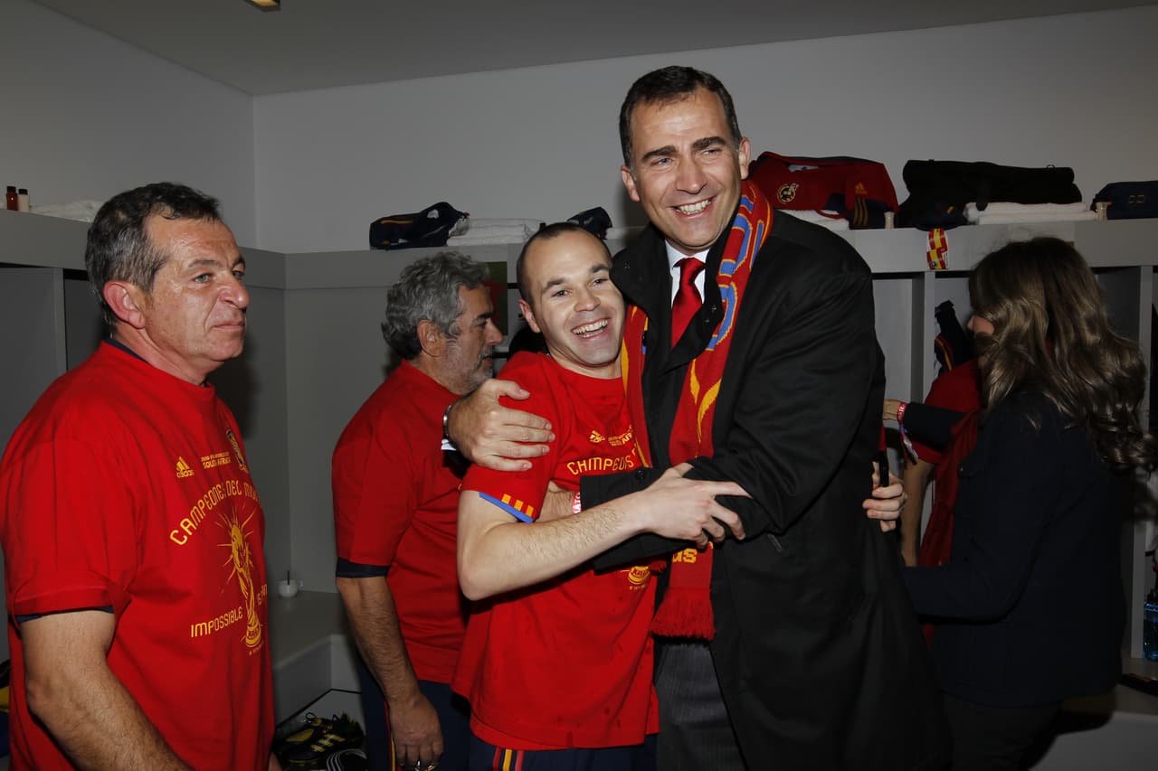 El principe Felipe, que ahora es rey de España, reconoció en Iniesta ese día al monacarca de su país, el hombre que le dio un giro a la historia.