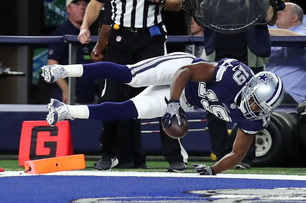 Restando 6:12 del primer cuarto, los Cowboys pegaron primero. Un pase de Touchdown de Dak Prescott con su nuevo refuerzo Amari Cooper (19) en pase de 4 yardas puso adelante 7-0 a Dallas.