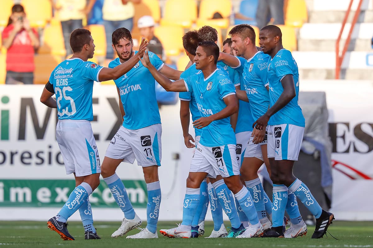 Con una victoria por 2-1 los Gallos Blancos de Querétaro se encargó de amargarle su cumpleaños 102 a las Águilas del América.