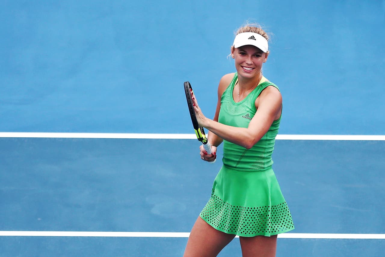 Caroline Wozniacki, exnúmero uno del mundo y ahora 19 en el ranking, es una figura reconocida en el tenis mundial no solo por su capacidad sino por su rostro angelical y su cuerpo atlético. La danesa tiene una gran combinación entre su buen juego y su sobresaliente belleza que la hacen un referente en WTA.