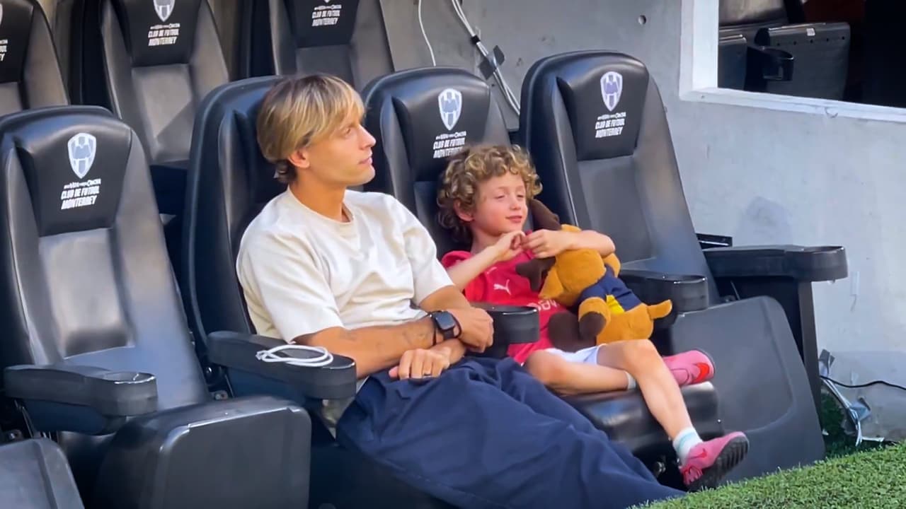 Sergio Canales convive con sus compañeros antes del Monterrey vs. Chivas