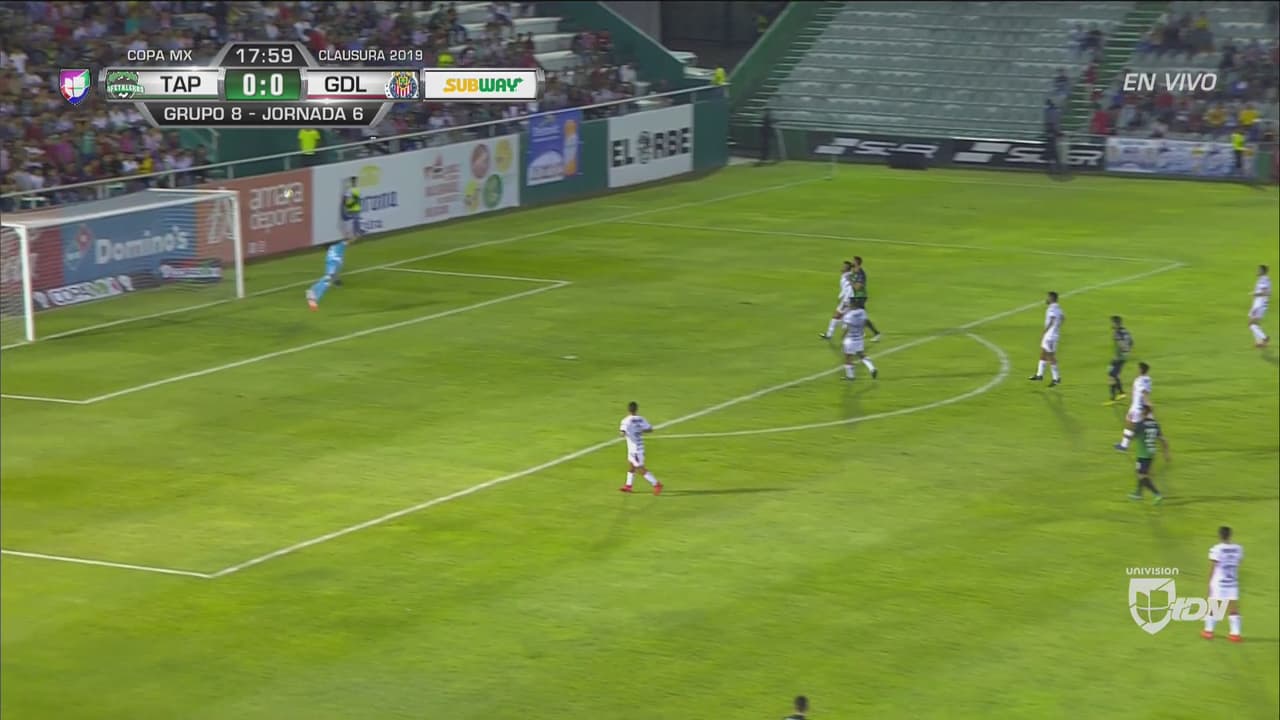 Atajadón de Jiménez para salvar a Chivas