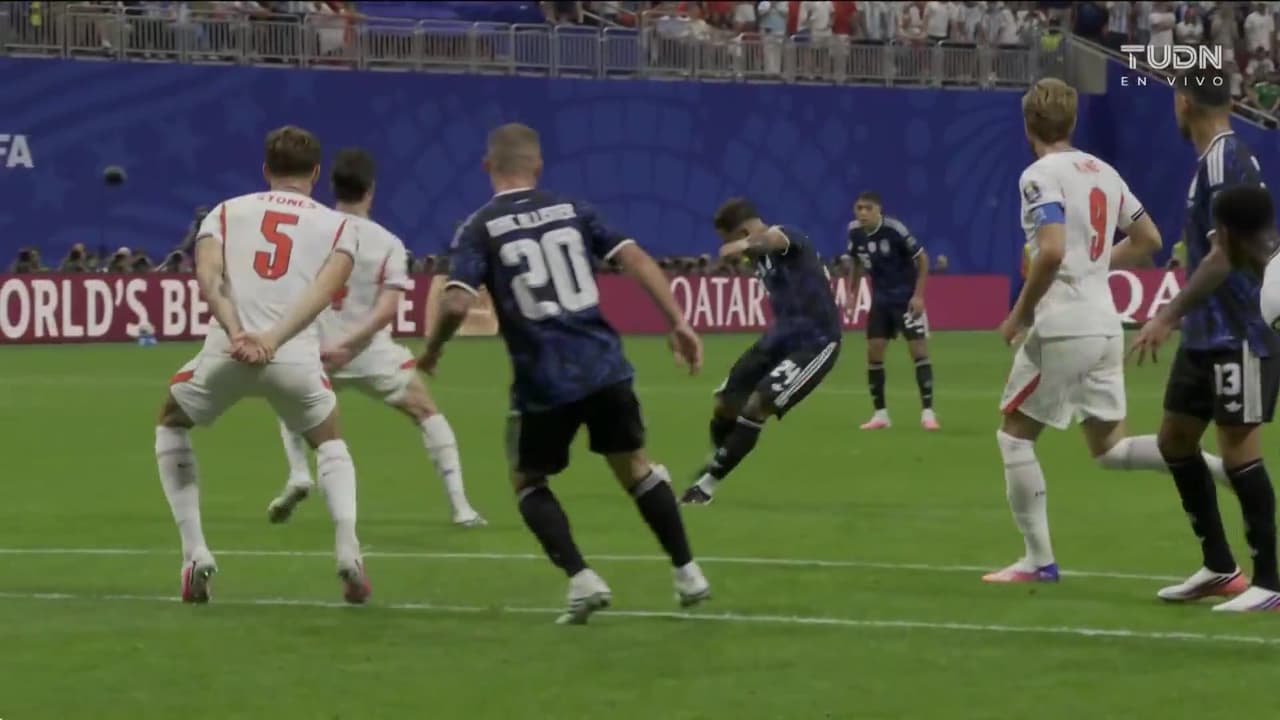 Enzo Fernandez: iba a marcar un golazo con este tiro de larga distancia