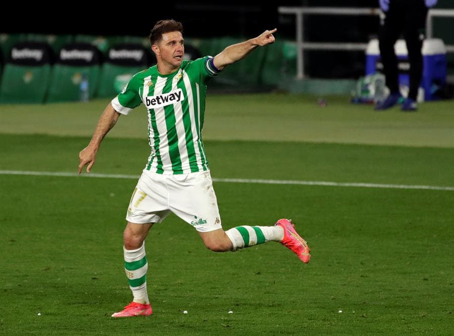 Real Betis se impone al Alavés con remontada por 3-2. Los verdiblancos perdían por goles de Joselú y Edgar Méndez, pero fue el doblete de Borja Iglesia y el gol de Joaquín ya casi al final del partido, que le dio la victoria al equipo de casa, durante la Jornada 26 de LaLiga.