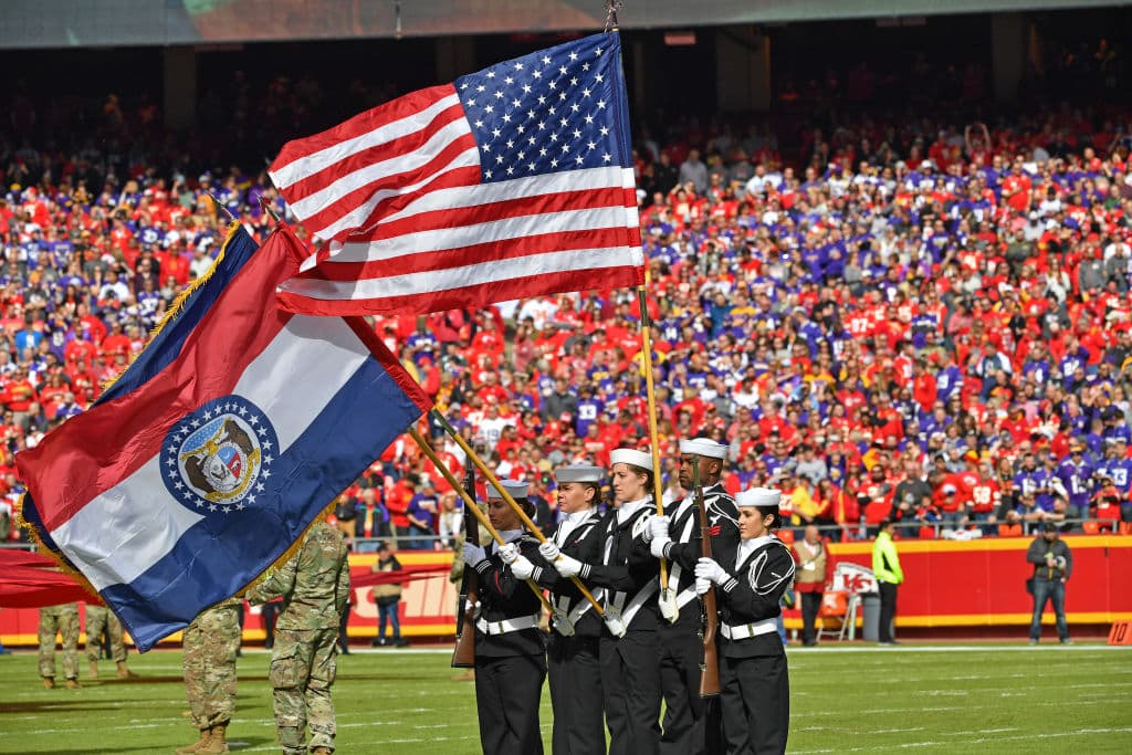 La Marina estadounidense hace la guardia de honor previo al juego entre Minnesota Vikings y Kansas City Chiefs en el Arrowhead Stadium.