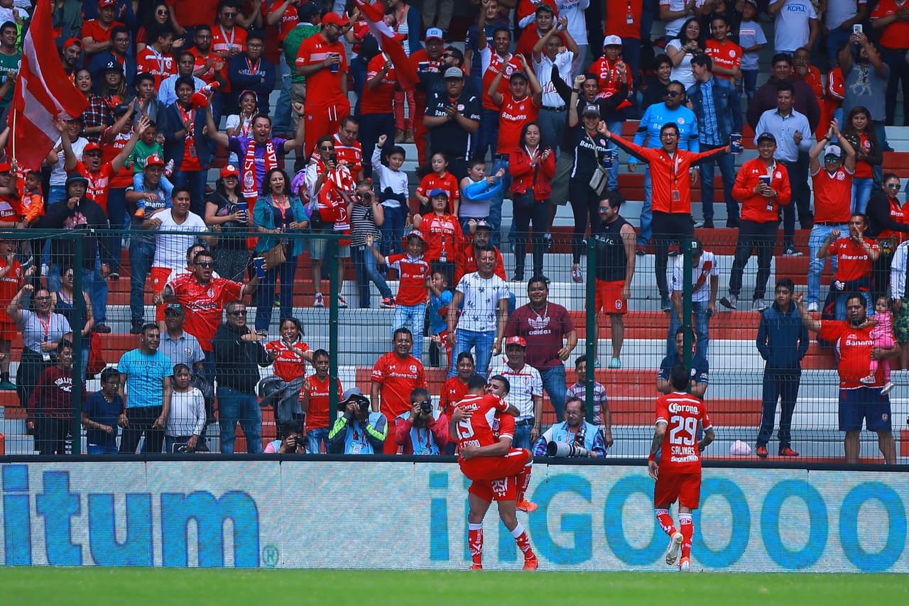 Y aunque no era precisamente la mejor entrada en el Estadio Nemesio Díez, los choriceros festejaron así con su afición.