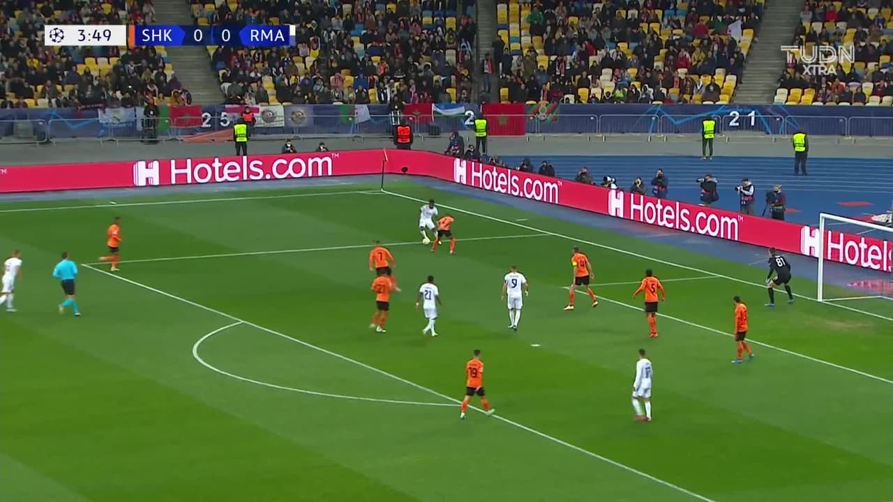 ¡TIRO ATAJADO! disparo por Toni Kroos.