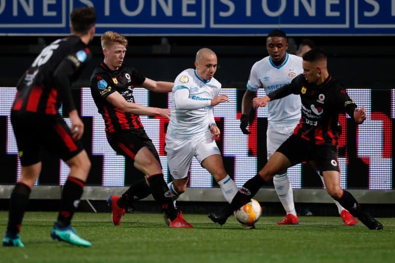 El PSV Eindhoven rompió una racha de tres empates consecutivos para sotener el liderato de la Eredivisie.