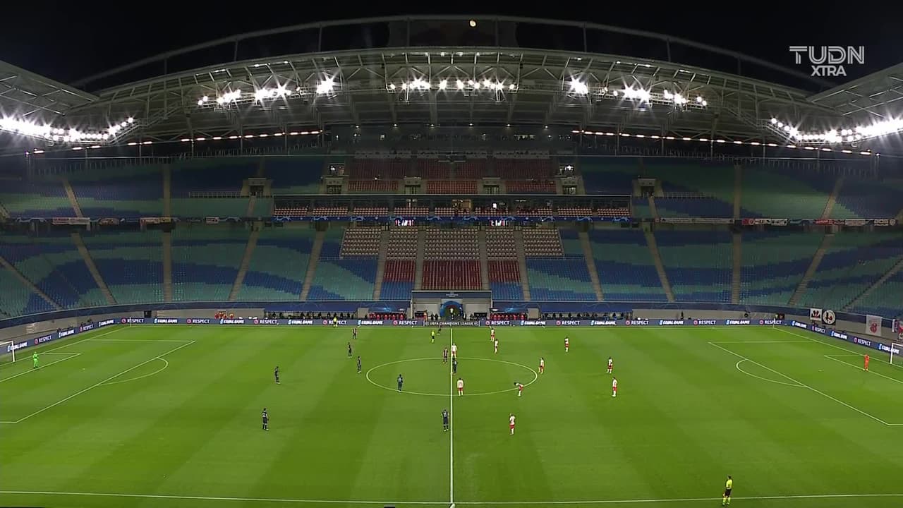 Arranca el partido y la pelota está en juego.