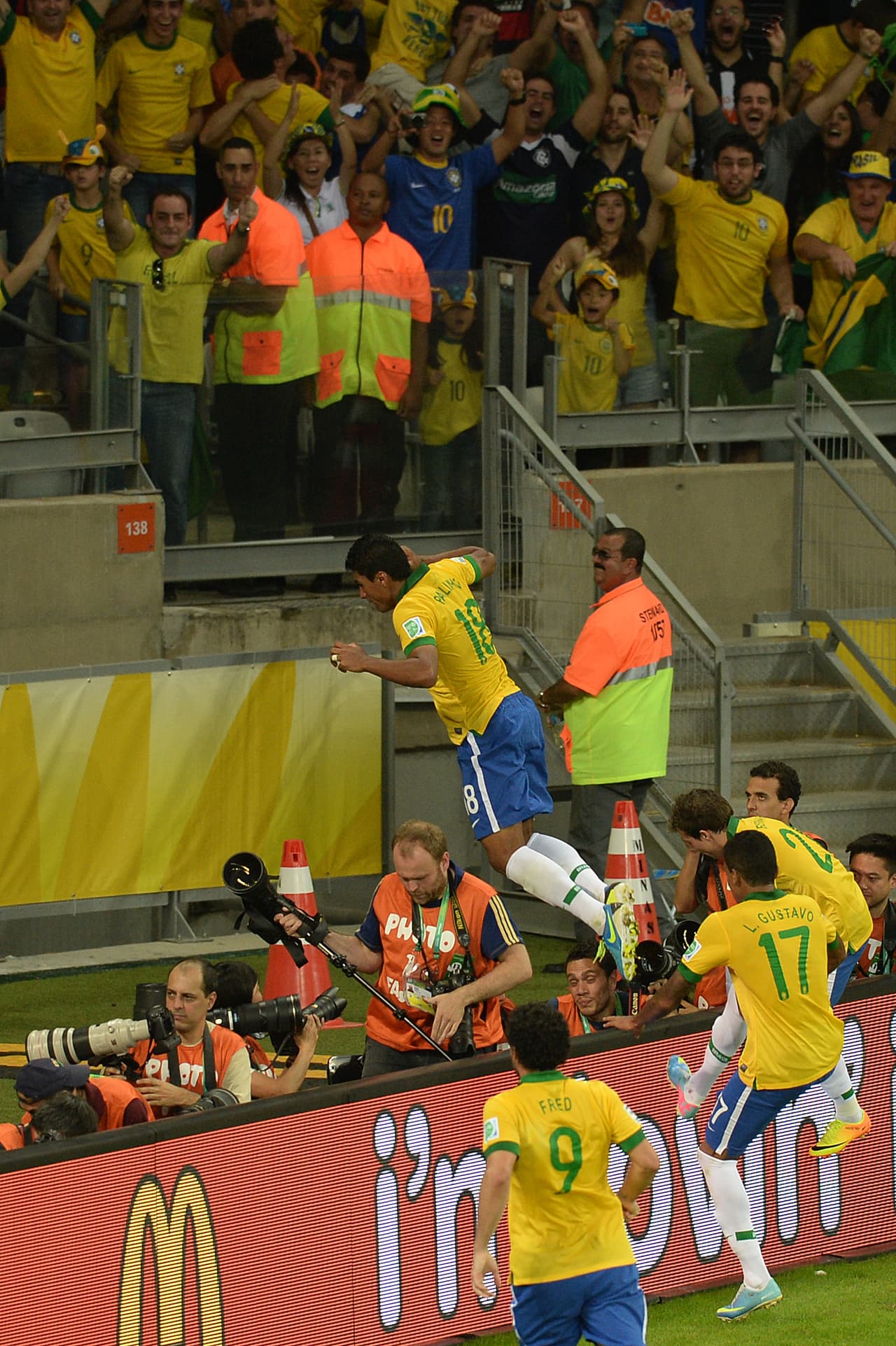 Además de tener buenos pulmones para correr sin parar, Paulinho tiene resortes en las piernas que lo hacen letal en el balón parado.