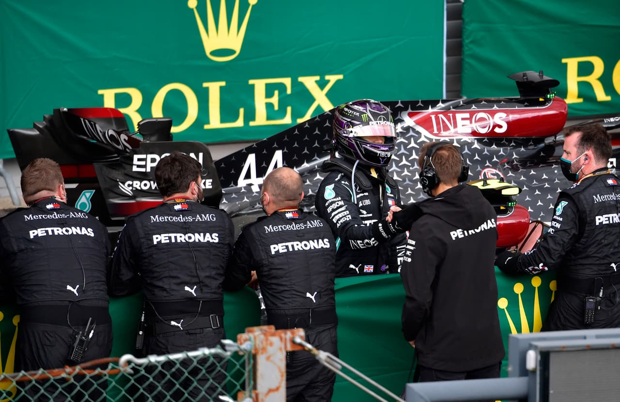 Lewis Hamilton celebra con su equipo su primera posición.