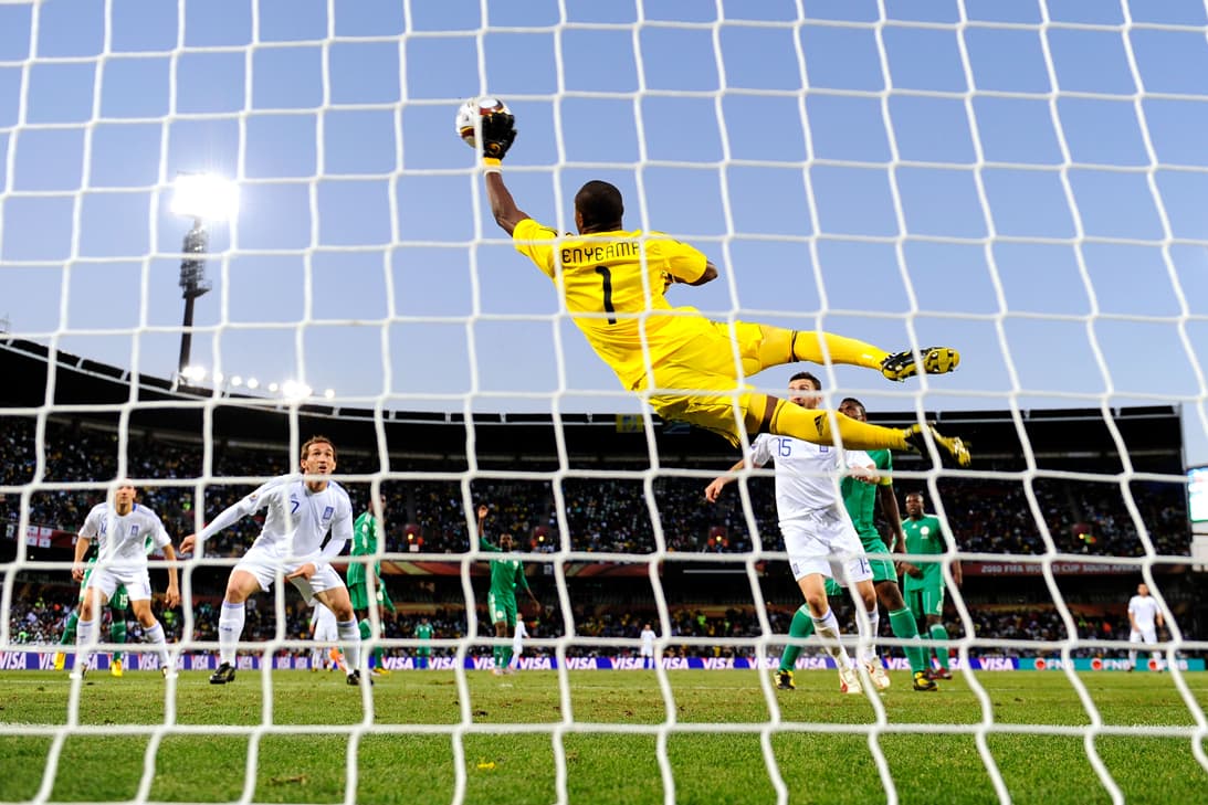 5. Grecia vs. Nigeria: Grupo B, Copa Mundo 2010: Vincent Enyeama, quien fuese figura en los últimos 2 Mundiales con la selección de su país, dejó esta gran salvada durante Sudáfrica 2010.