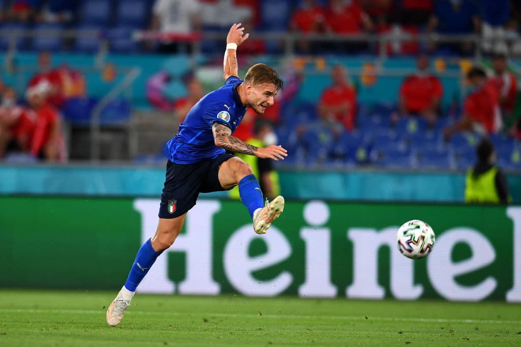 Italia golea a Suiza 3-0 y asegura ya su pase a octavos de final de la Euro 2020. Locatelli propinó un doblete, mientras que Immobile aportó un gol para su victoria. La escuadra 'Azurra' no ha recibido goles desde el 14 de octubre del 2020.