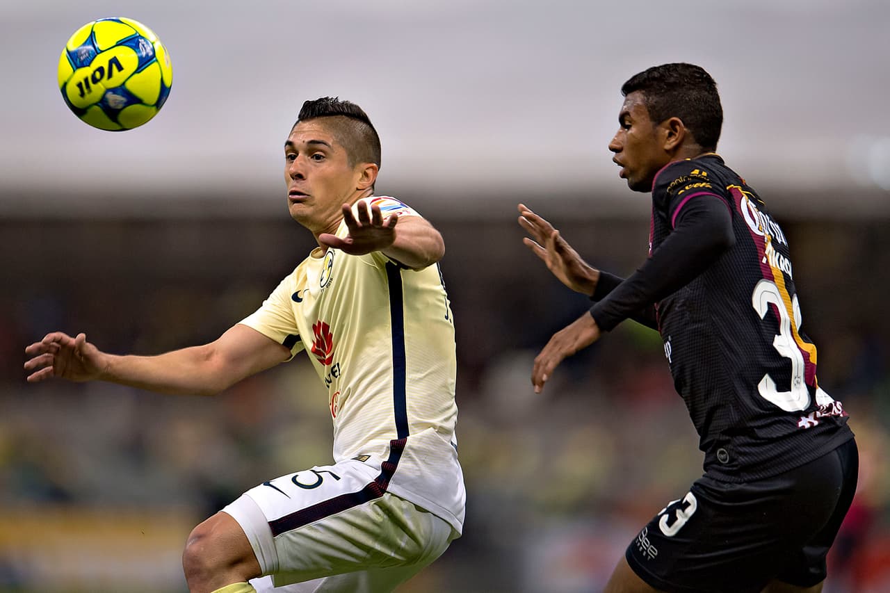 Action photo during the match America vs Coras FC, Corresponding 4st Round of the Crown Cup MX Clausura 2017, at Azteca Stadium. Foto de accion durante el partido America vs Coras FC, Correspondiente a la Jornada 4 de la Copa Corona MX del Torneo Clausura 2017, en el Estadio Azteca en la foto: (i-d) Javier Guemez de America y Elbis Sousa de Coras 14/02/2017/MEXSPORT/Osvaldo Aguilar.