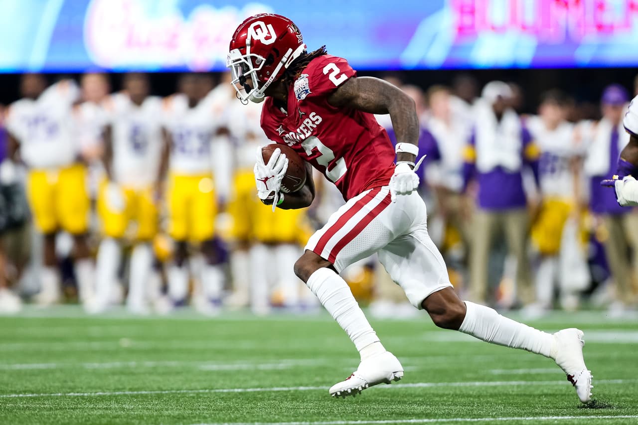 <b>7.- CeeDee Lamb | College: Oklahoma Sooners | Posición: WR - Wide Receiver</b>
<br>- La velocidad y la rapidez son claves en su estilo de juego.
<br>- Logra una importante separación para dominar la competencia en un esquema de campo abierto.
<br>- Sus habilidades y explosividad con la pelota en la mano deberían permitir que los equipos lo planifiquen en oportunidades explosivas de inmediato.
<br>- Tiene el potencial de jugar en cualquier ubicación como receptor.
<br>- En campo abierto es muy peligroso, casi imparable a menos que un hombre lo cubra y tenga la misma velocidad de él.
<br>- Cuando se encarrera la velocidad y aceleración juegan un papel importante.
<br>- Hombre de manos seguras, no es habitual que se le caiga el ovoide.
<br>- No es tan fuerte físicamente por su ligera complexión, pero es lo suficientemente apto para soportar y romper las tacleadas.
<br>- Ocupa la habilidad de sus piernas y una buena flexión de hombros para quitarse la marca de los profundos que lo marcan.
<br>- Cubrirlo de manera personal es lo ideal, pero si se quita de encima al defensivo nadie podrá deternerlo.
<br>- Tiene gran visión de campo.
<br>- Sus ajustes a las rutas le permiten safarse y quedar desmarcado.
