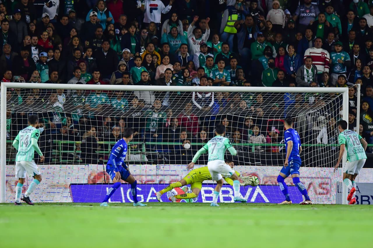 El León vino de atrás para derrotar al Necaxa y con ello sacar el primer triunfo del torneo.