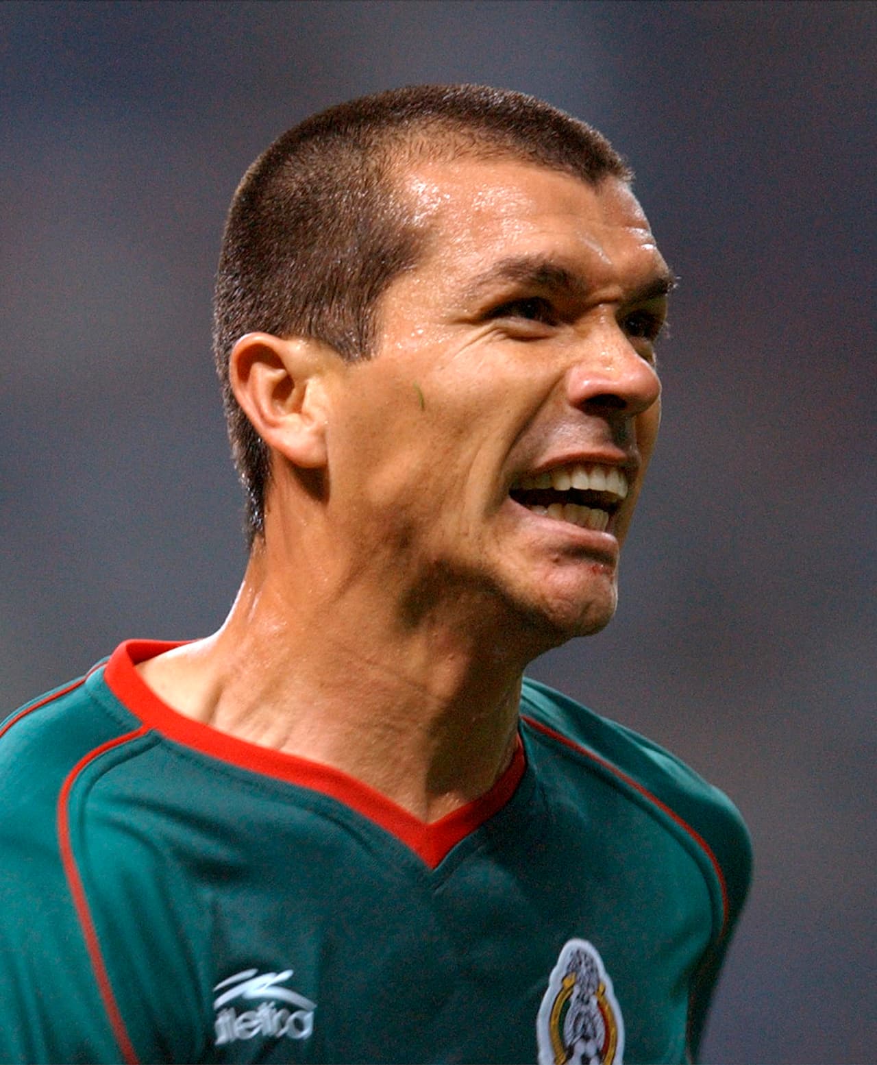 Con un movimiento tipo excorcista, Borgetti se levantó en el área y giró su cabeza de forma impresionante.