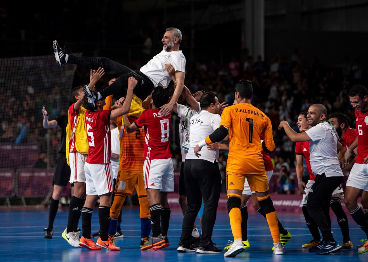 Los integrantes del equipo varonil de Egipto Futsal festejan su triunfo por el duelo de la medalla de bronce tras superar a Argentina en el Parque Tecnópolis en la capital argentina.